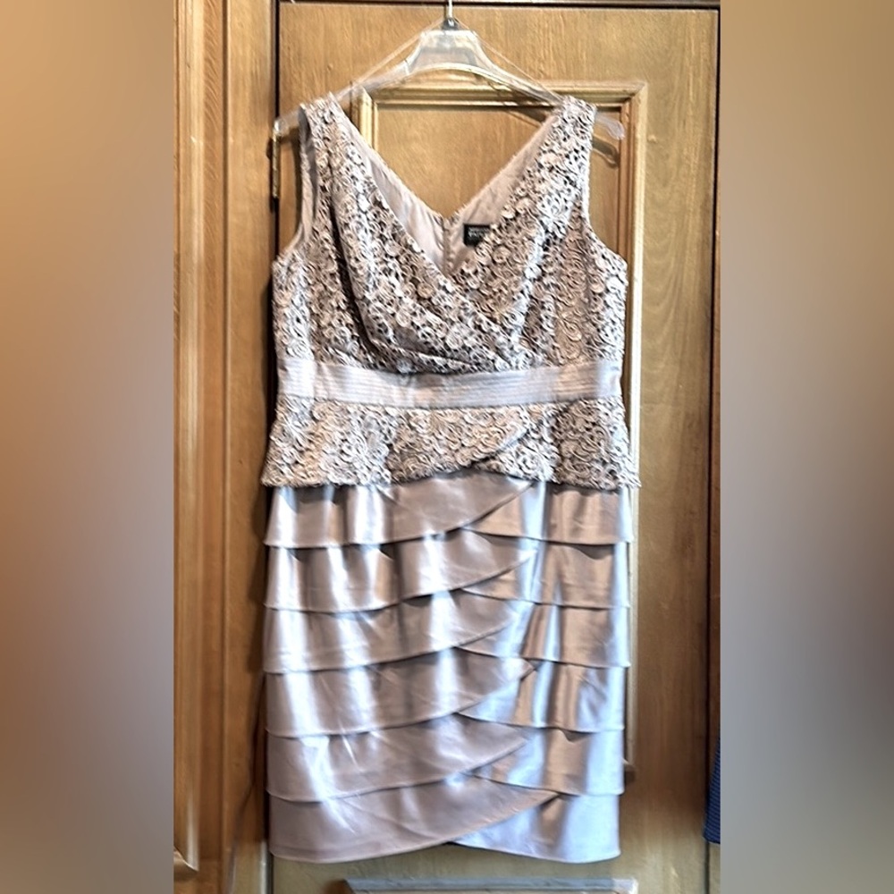 Adrianna Papell Taupe Color Mother of the Bride/Groom Sz 14W Dress w/ Jacket.